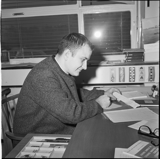 Mitarbeiter des Kernforschungszentrums Karlsruhe bei der Verwendung eines Rechenschiebers, Februar 1966, Fotografie unbekannter Urheberschaft. KIT-Archiv 28010/16923.