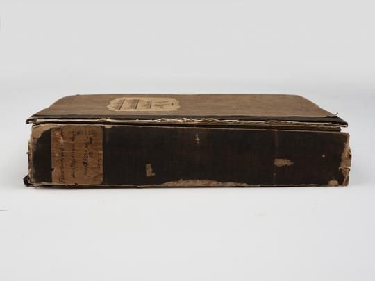 Erster Matrikelband der Polytechnischen Schule Karlsruhe: Sicht auf den Buchrücken.