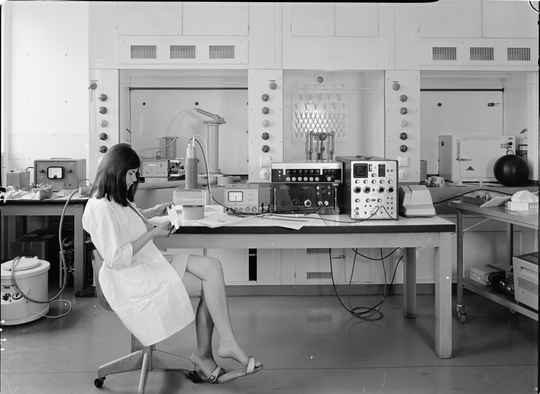 Mitarbeiterin des Laboratoriums für Isotopentechnik am Kernforschungszentrum Karlsruhe bei der Verwendung eines Rechenschiebers, 04.07.1968, Fotografie unbekannter Urheberschaft. KIT-Archiv 28028/02220.