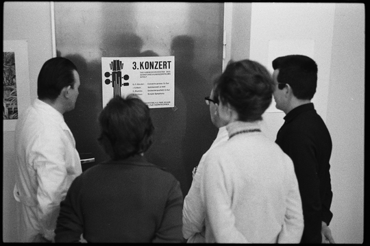 Ankündigung eines Konzerts des Kammerorchesters am Kernforschungszentrum Karlsruhe, 04.02.1965, Fotografie unbekannter Urheberschaft. KIT-Archiv 28028/18725.