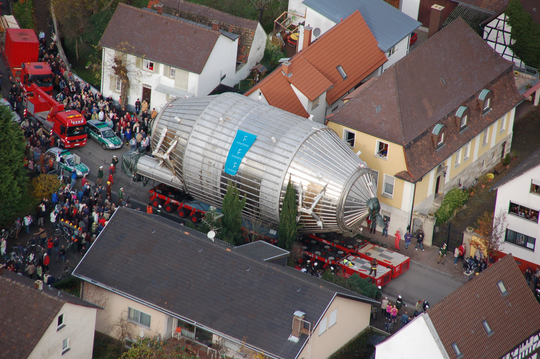 Die Vakuumkammer für das Hauptspektrometer des KArlsruhe TRItium Neutrino Experiments wird nach der Anlieferung auf dem Rhein durch Eggenstein-Leopoldshafen bugsiert, 25.11.2006, Fotografie: Markus Breig. KIT-Archiv 28010/I 7185.
