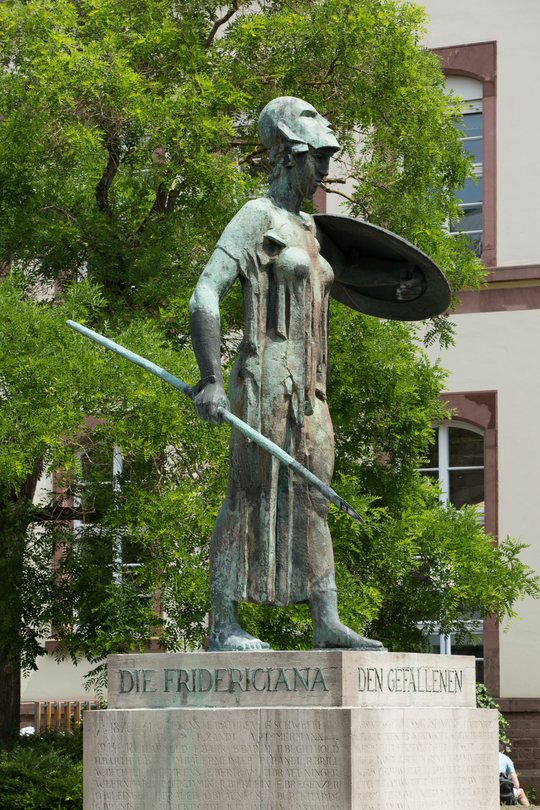 Standbild der Pallas Athene im Ehrenhof auf dem Campus Süd des KIT, 2005. Bildrechte: Karlsruher Institut für Technologie.