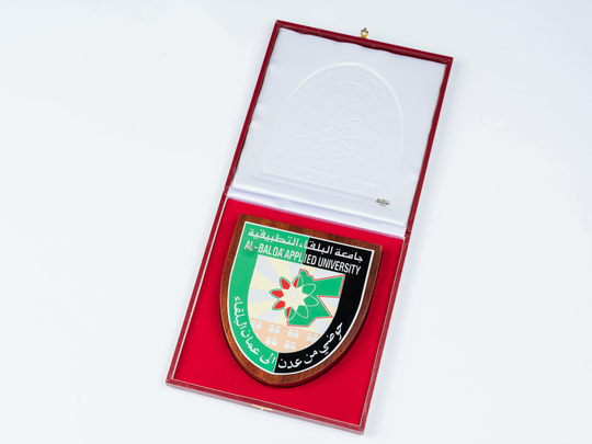 Zeichen der Al-Balqaʼ Applied University in Jordanien. KIT-Archiv. Fotografie: Amadeus Bramsiepe.