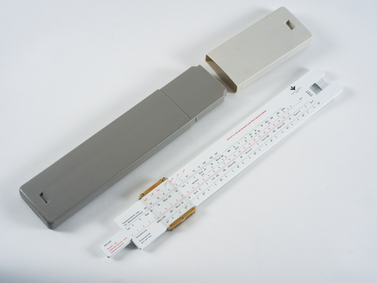 Rechenschieber für den Strahlenschutz, Hersteller: Frieseke & Hoepfner GmbH (Modell Aristo 10174), bis Juni 1958 (Datierung nach Druckdatum der beiliegenden Gebrauchsanleitung), 338 x 56 x 10 mm (ohne Hülle), Kunststoff, hier mit Hülle. KIT, Institut für Angewandte Materialien (Werkstoff- und Grenzflächenmechanik, Fusionsmateriallabor). Fotografie: Amadeus Bramsiepe und Jonas Zilius.