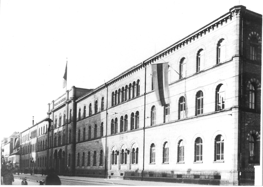 Hauptgebäude der Technischen Hochschule Karlsruhe von Südosten gesehen, 1933, Fotografie unbekannter Urheberschaft. KIT-Archiv 28010/I 123.