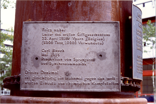 Die Protesttafel angebracht am Ammoniaksynthesereaktor an der Einmündung des Fritz-Haber-Wegs in die Engesserstraße, 13.06.1991, Fotografie unbekannter Urheberschaft. KIT-Archiv 28010/I 1093.