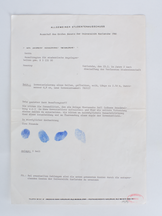 Anonymes Schreiben von Angehörigen des Allgemeinen Studentenausschusses im Großen Senat der Universität Karlsruhe an den Beauftragten für studentische Angelegenheiten gemäß § 3 Absatz 3 des baden-württembergischen Universitätsgesetzes an der Universität Karlsruhe (Wolfgang Nowotny), 23.02.1979. KIT-Archiv 28506/17. Fotografie: Amadeus Bramsiepe und Jonas Zilius.