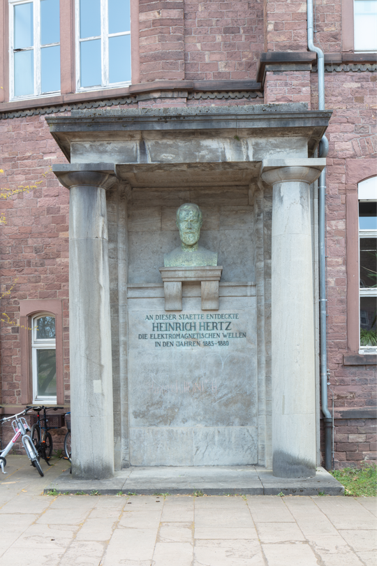 Denkmal für Heinrich Hertz, Entwurf: Max Laeuger (Architektur) und Mathilde Hertz (Büste), 1925. Karlsruher Institut für Technologie, Campus Süd, Ehrenhof. Fotografie: Amadeus Bramsiepe und Jonas Zilius.