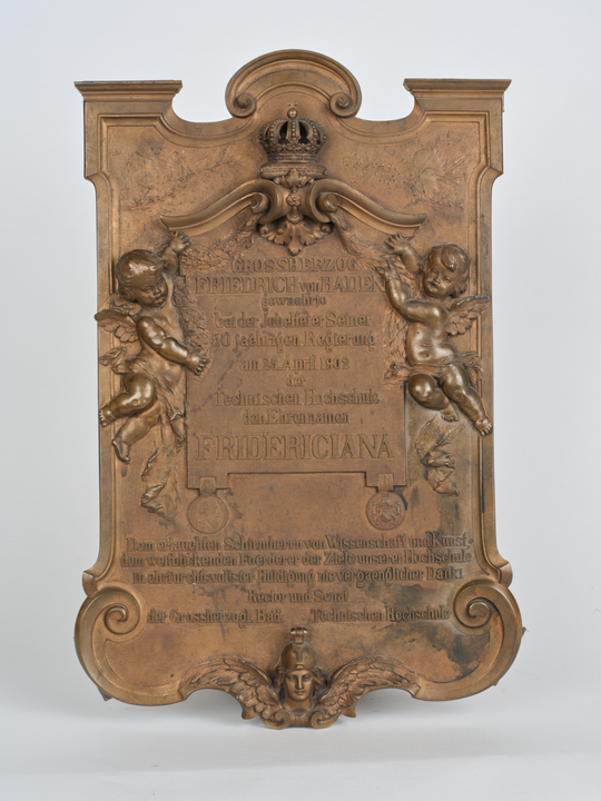Plakette zur Erinnerung an die Verleihung des Beinamens Fridericiana an die Technische Hochschule Karlsruhe