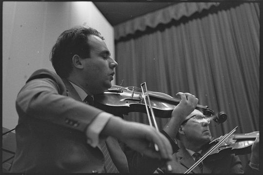 Mitwirkender bei einem Konzert des Kammerorchesters am Kernforschungszentrums Karlsruhe, 04.02.1965. Fotografie unbekannter Urheberschaft. KIT-Archiv 28028/18727.