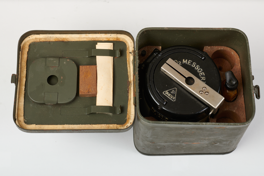 Gerät zum Messen von Kohlendioxid in der Atemluft, hier: geöffneter Transportbehälter, Aufnahme 2022. Fotografie: Amadeus Bramsiepe und Jonas Zilius.