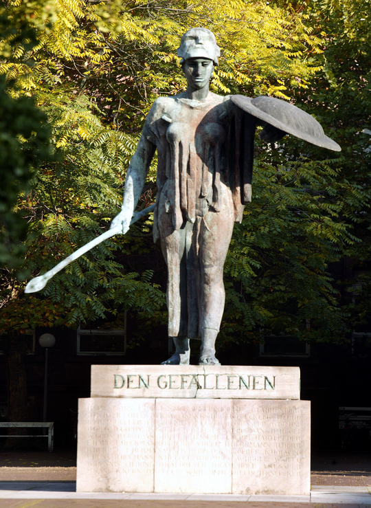 Standbild der Pallas Athene im Ehrenhof auf dem Campus Süd des KIT, 2005. Bildrechte: Karlsruher Institut für Technologie.