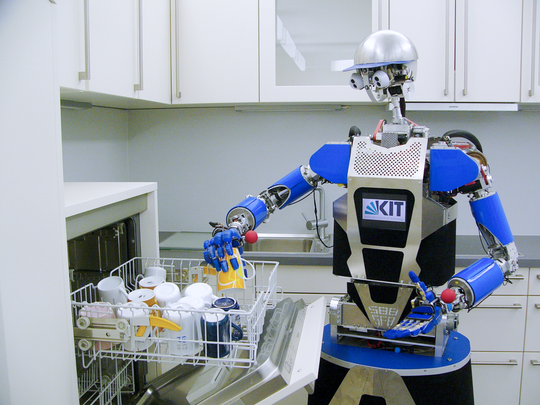Roboter ARMAR III in der Modellküche des Instituts für Anthropomatik und Robotik an der Universität Karlsruhe, Aufnahme 2012. Bildrechte: Karlsruher Institut für Technologie.