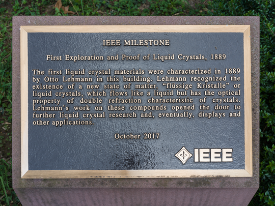 Milestone des Institute of Electrical and Electronics Engineers zur Würdigung der Forschungen von Heinrich Hertz im Ehrenhof auf dem Campus Süd des KIT, 2017, Aufnahme 2025. Fotografie: Amadeus Bramsiepe und Jonas Zilius.