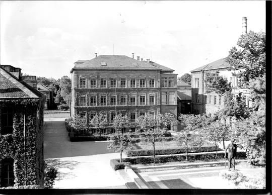 Blick von Süden über den Ehrenhof der Technischen Hochschule Karlsruhe auf das Institut für Chemische Technik, ca. 1935, Fotografie unbekannter Urheberschaft. KIT-Archiv 28010/I 173.