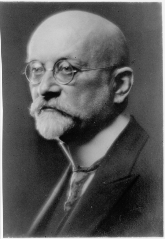 Der Professor für Lichttechnik Joachim Teichmüller (*1866, +1938), ca. 1926, Fotografie unbekannter Urheberschaft. KIT-Archiv 28010/I 2971.