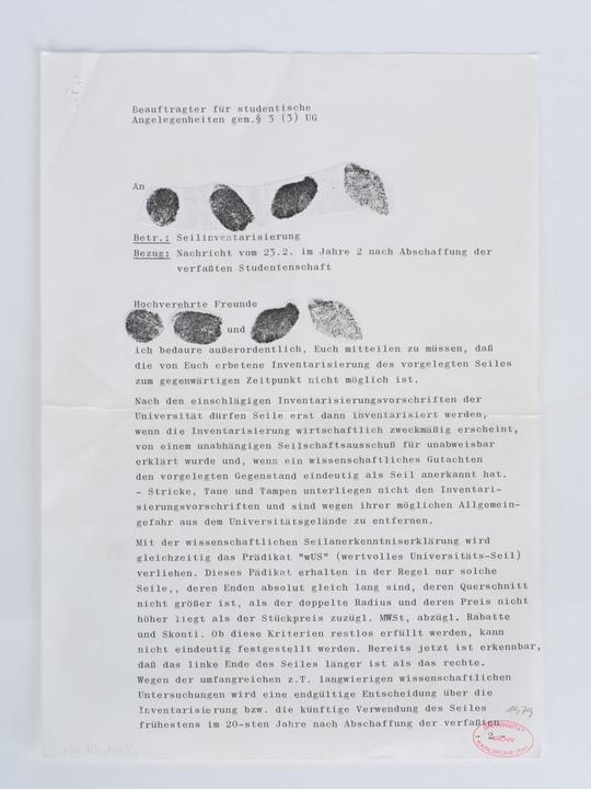 Anonymes Antwortschreiben des Beauftragten für studentische Angelegenheiten gemäß § 3 Absatz 3 des baden-württembergischen Universitätsgesetzes an der Universität Karlsruhe (Wolfgang Nowotny) an anonyme Angehörige des Allgemeinen Studentenausschusses im Großen Senat der Universität Karlsruhe, ohne Datum, ab 23.02.1979, Seite 1. KIT-Archiv 28506/17. Fotografie: Amadeus Bramsiepe und Jonas Zilius.