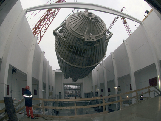Die Vakuumkammer für das Hauptspektrometer des KArlsruhe TRItium Neutrino Experiments wird in den dafür errichteten Hallenbau gehoben, 29.11.2006, Fotografie: Markus Breig. KIT-Archiv 28010/I 6904.