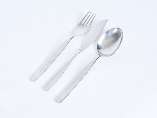 Bestecksatz aus der Kantine des Kernforschungszentrums Karlsruhe, Aufnahme 2024. Fotografie: Amadeus Bramsiepe und Jonas Zilius.