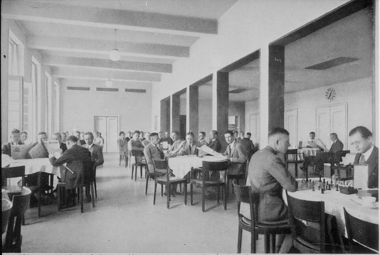 Speisesaal des Karlsruher Studentenhauses, ca. 1935, Fotografie: Karl Bauer/Karlsruhe. KIT-Archiv/I 206.