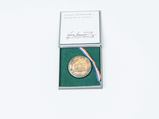 Medaille zum 50. Gründungsjubiläum der Universität Ljubljana in Slowenien, Vorderseite. KIT-Archiv 28502/27. Fotografie: Amadeus Bramsiepe.