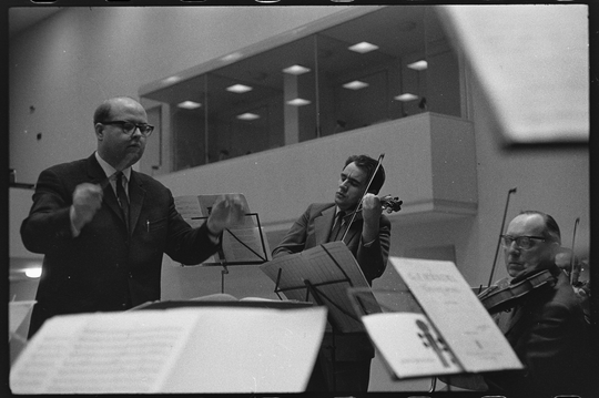 Walter Bauer dirigiert das Kammerorchester am Kernforschungszentrums Karlsruhe, 04.02.1965. Fotografie unbekannter Urheberschaft, KIT-Archiv 28028/18731.