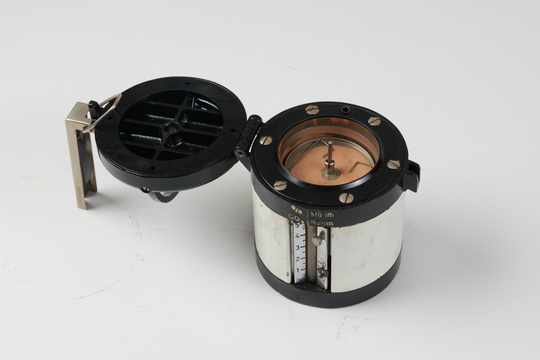 Gerät zum Messen von Kohlendioxid in der Atemluft, hier: zum Probennahme geöffnetes Gerät, Aufnahme 2022. Fotografie: Amadeus Bramsiepe und Jonas Zilius.