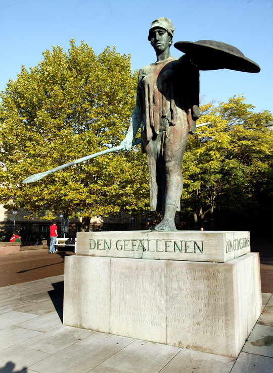 Standbild der Pallas Athene im Ehrenhof auf dem Campus Süd des KIT, 2005. Bildrechte: Karlsruher Institut für Technologie.