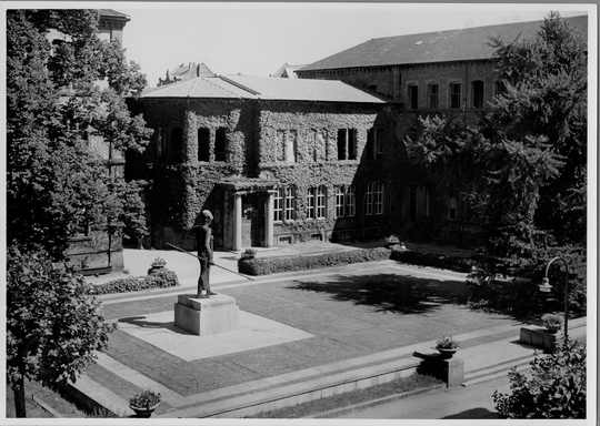 Blick über den Ehrenhof der Technischen Hochschule Karlsruhe auf den kriegsbeschädigten Ostflügel des Hauptgebäudes und den Hertz-Hörsaal, im Vordergrund das Denkmal für die Gefallenen des ersten Weltkriegs, ca. 1948, Fotografie: Ilse Laurson. KIT-Archiv 28010/I 138.