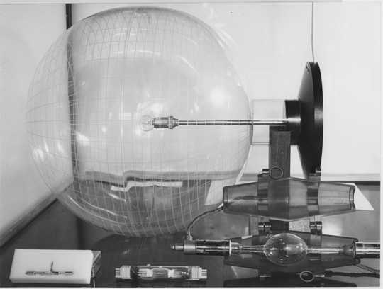 Teichmüller-Kugel zur Vermessung der Lichtabgabe eines Leuchtmittels, ca. 1980, Fotografie: Donecker. KIT-Archiv 28010/I 1101.