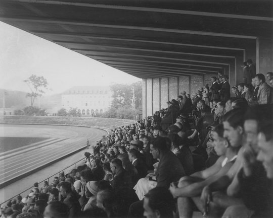 Tribüne des Hochschulstadions, Blick auf die mit Zuschauern besetzte Tribüne, ca. 1935, Fotografie unbekannter Urheberschaft. KIT-Archiv 28010/I 3665.