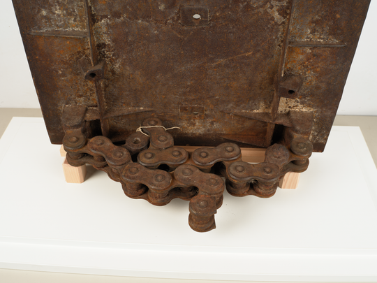 Die Befestigungskette der Protesttafel. KIT-Archiv 28502/37. Fotografie: Amadeus Bramsiepe.