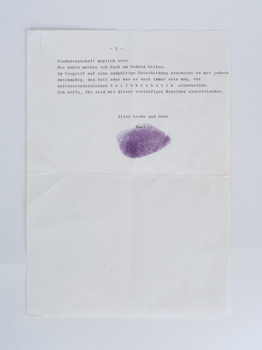 Anonymes Antwortschreiben des Beauftragten für studentische Angelegenheiten gemäß § 3 Absatz 3 des baden-württembergischen Universitätsgesetzes an der Universität Karlsruhe (Wolfgang Nowotny) an anonyme Angehörige des Allgemeinen Studentenausschusses im Großen Senat der Universität Karlsruhe, ohne Datum, ab 23.02.1979, Seite 2. KIT-Archiv 28506/17. Fotografie: Amadeus Bramsiepe und Jonas Zilius.