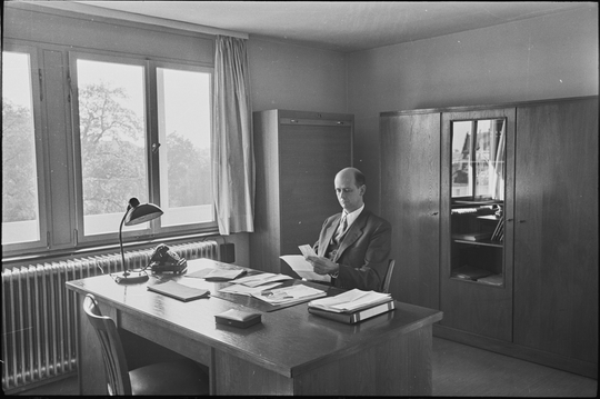 Prof. Karl Wirtz, Leiter des Instituts für Neutronenphysik und Reaktortechnik am Kernforschungszentrum Karlsruhe im Karlsruher Büro Quartier in der Karlstraße 42-44, 07.10.1957, Fotografie unbekannter Urheberschaft. KIT-Archiv 28028/11900.
