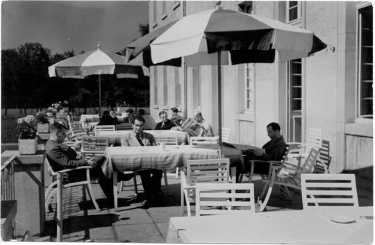 Kaffeeterrasse des Karlsruher Studentenhauses, ca. 1935, Fotografie: Wilhelm Burger/Karlsruhe. KIT-Archiv 28010/I 131.