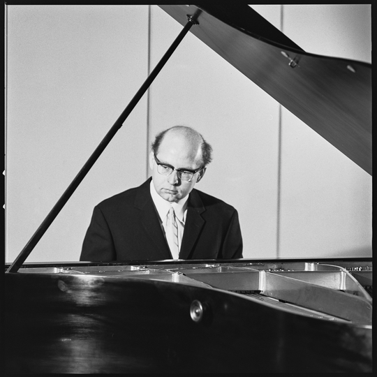 Der Dirigent des Kammerorchesters am Kernforschungszentrum Karlsruhe Walter Bauer, 21.03.1969. Fotografie unbekannter Urheberschaft. KIT-Archiv 28028/04610.
