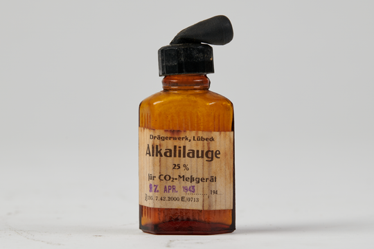 Gerät zum Messen von Kohlendioxid in der Atemluft, hier: Tropfflasche mit Alkalilauge, Aufnahme 2022. Fotografie: Amadeus Bramsiepe und Jonas Zilius.