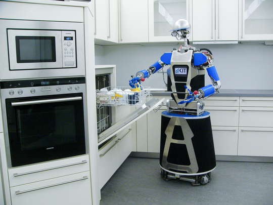 Roboter ARMAR III in der Modellküche des Instituts für Anthropomatik und Robotik an der Universität Karlsruhe, Aufnahme 2012. Bildrechte: Karlsruher Institut für Technologie.