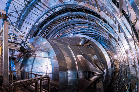 Die Vakuumkammer für das Hauptspektrometer des KArlsruhe TRItium Neutrino Experiments in Betrieb, Aufnahme 18.02.2020, Fotografie: Markus Breig. Bildrechte: Karlsruher Institut für Technologie.