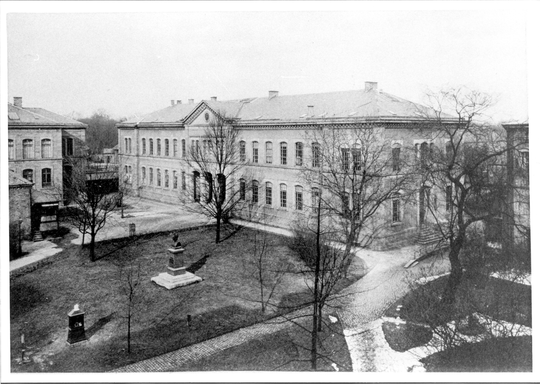 Blick auf die später als Ehrenhof gestaltete Fläche hinter dem Hauptgebäude der Technischen Hochschule Karlsruhe, ca. 1885, Fotografie unbekannter Urheberschaft. KIT-Archiv 28010/I 223.