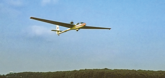 Segelflugzeug AK-1 mit ausgefahrenem Hilfsmotor im Flug. Fotografie: Akaflieg Karlsruhe.