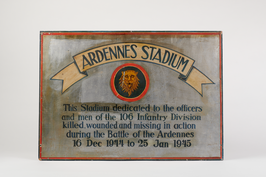 Widmungsschild der 106. US-Infanteriedivision für das Stadion der Technischen Hochschule Karlsruhe