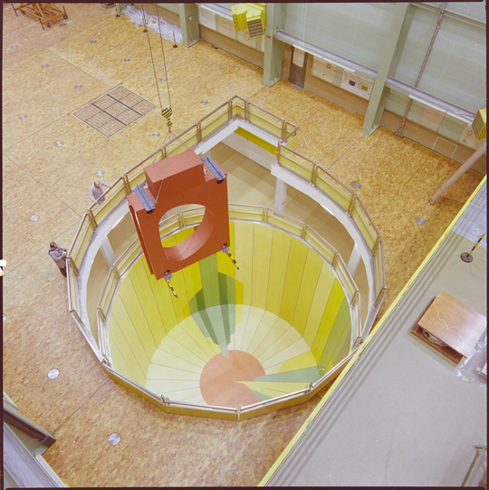 Blick in die Kryostat-Magnetgrube der Toroidalen Spulentestanordnung Karlsruhe (TOSKA) in der Versuchshalle des Instituts für Technische Physik am Kernforschungszentrum Karlsruhe, 05.10.1981, Fotografie unbekannter Urheberschaft. KIT-Archiv 28028/17595.