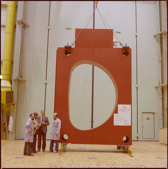 Modell einer Magnetspule vor dem Einsatz in der Toroidalen Spulentestanordnung Karlsruhe in der Versuchshalle des Instituts für Technische Physik am Kernforschungszentrum Karlsruhe, 05.10.1981, Fotografie unbekannter Urheberschaft. KIT-Archiv 28028/17596.