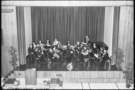 Konzert des Kammerorchesters am Kernforschungszentrum Karlsruhe beim Symposium zum 100. Geburtstag von Otto Hahn, 22.03.1979. Fotografie unbekannter Urheberschaft. KIT-Archiv 28028/06258.