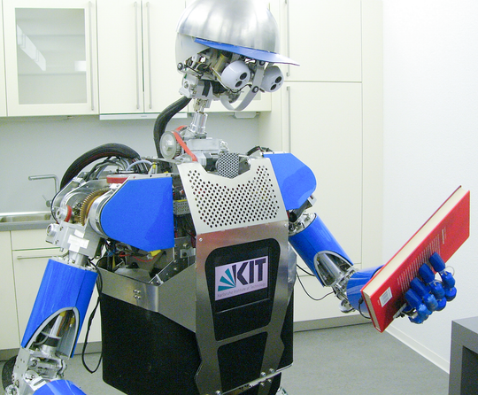 Roboter ARMAR III in der Modellküche des Instituts für Anthropomatik und Robotik an der Universität Karlsruhe, Aufnahme 2012. Bildrechte: Karlsruher Institut für Technologie.