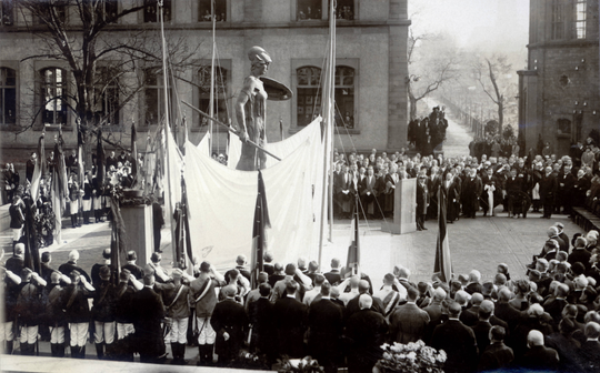 Enthüllung des Gefallenendenkmals im Ehrenhof bei der Hundertjahrfeier der Technischen Hochschule Karlsruhe, (28.-31.10.1925), Fotografie unbekannter Urheberschaft. KIT-Archiv 27072/2-4.