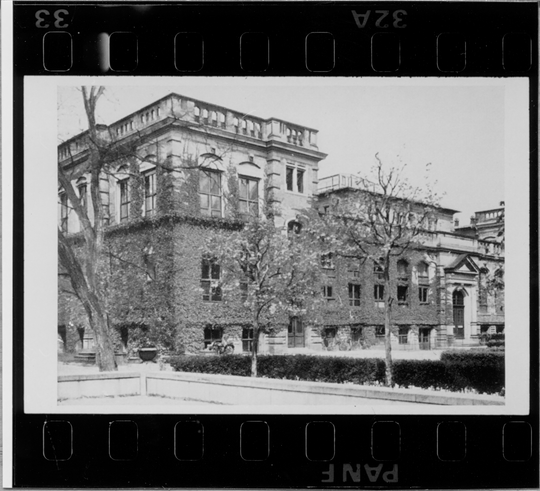 Blick von Südosten über den Ehrenhof der Technischen Hochschule Karlsruhe auf das Gebäude des Instituts für Physikalische Chemie und Elektrochemie und des Instituts für Chemie, ca. 1930, Fotografie: Heinrich Reichert. KIT-Archiv 28010/I 210.