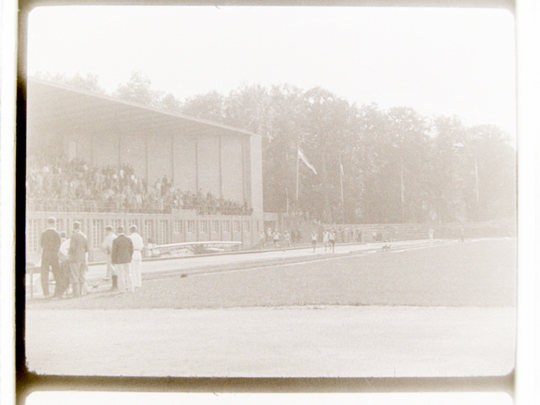 Präsentation eines Segelflugzeugs der Akaflieg Karlsruhe bei einem Sportfest der Technischen Hochschule Karlsruhe, ca. 1930, 16-mm Filmbild. KIT-Archiv 28501/1.