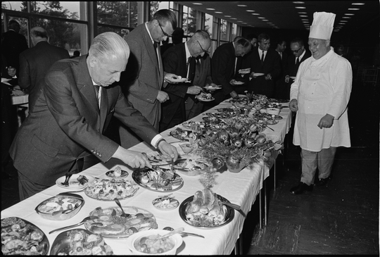 Festliches Buffet am Kernforschungszentrum Karlsruhe, 02.05.1963, Fotografie unbekannter Urheberschaft. KIT-Archiv 28028/02093.